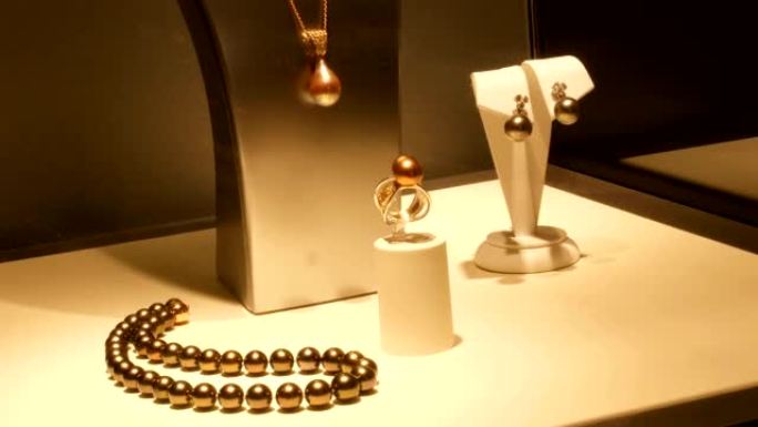 用金、银、珍珠制成的昂贵豪华珠宝柜台
