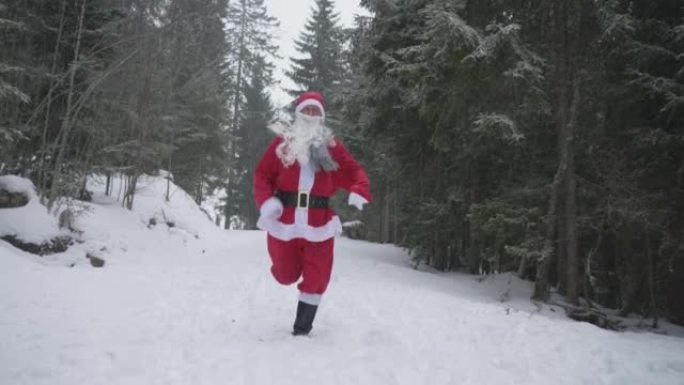 打扮成圣诞老人的男人穿过白雪皑皑的森林