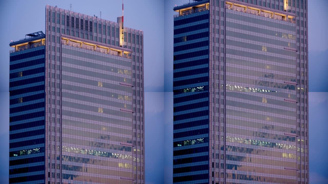 黄昏时正在建造的具有现代摩天大楼的城市的空中拍摄