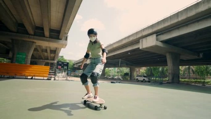 女人玩冲浪板，在高速公路下练习滑冰，她穿着防护服。