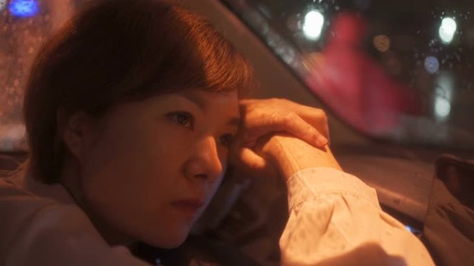 女人在雨天在车里发呆