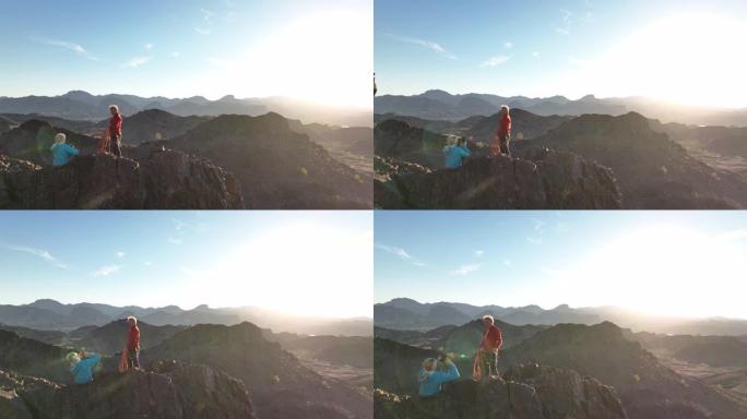 成熟的登山夫妇攀登后在山脊上休息