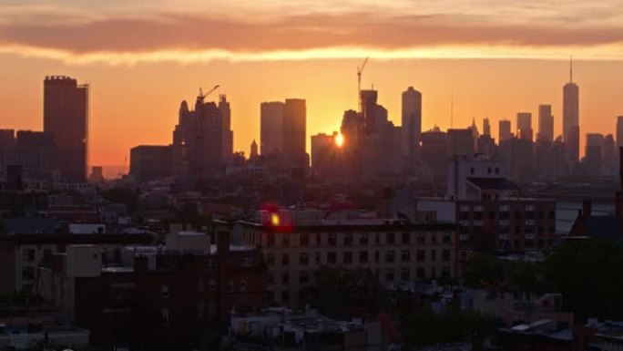 无人驾驶飞机在布鲁克林上空升空，在曼哈顿摩天大楼之间闪耀着阳光
