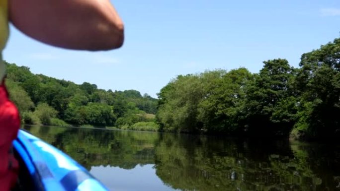 前皮划艇运动员在威尔士的怀伊河上划桨
