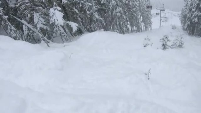 滑雪穿越粉雪的第一人称视角