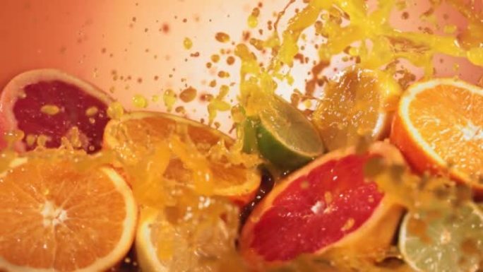 慢动作拍摄柑橘类水果和果汁通过柠檬，酸橙，葡萄柚片飞溅
