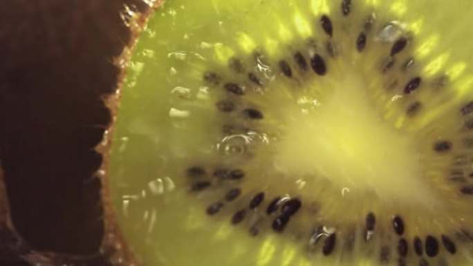 滚动一半的猕猴桃，以慢动作打开水果的内部。4K