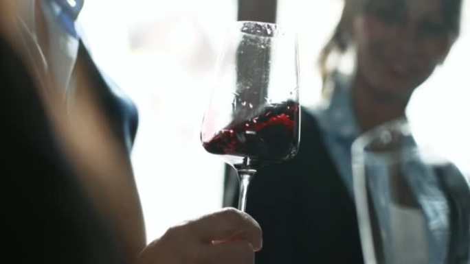 葡萄收获后在意大利酿酒厂品尝葡萄酒