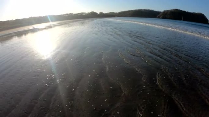 空旷海滩和海岸线的风景