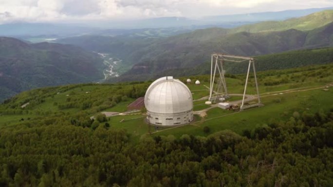 特殊科学天体物理观测站。天文中心用大型望远镜对宇宙进行地面观测。