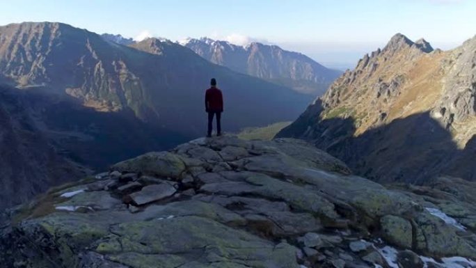 在世界之巅。登山者从山顶欣赏风景。无人机视图