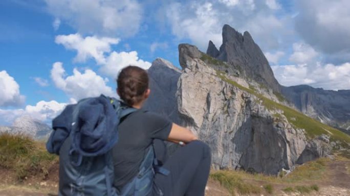 在白云岩上的Seceda标志性户外景观上徒步旅行