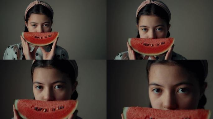 时尚女孩吃新鲜西瓜的肖像