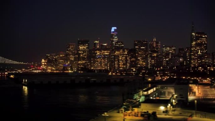 夜间沿旧金山海滨向市中心飞行