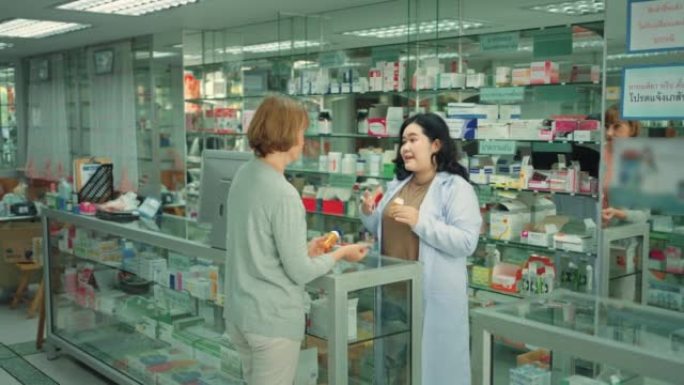 药店的女药剂师为一名高级女性提供矿物质补充剂的建议