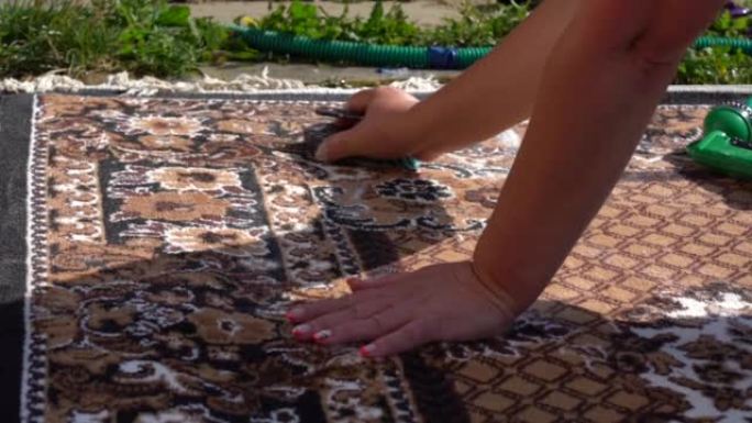 女人手动洗地毯。手洗地毯。手工洗地毯。特写