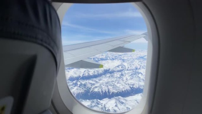 从阿尔卑斯山上空的飞机窗户拍摄的视图细节