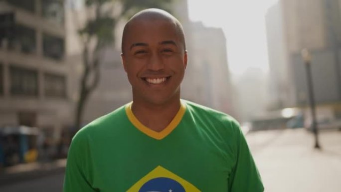一个巴西年轻人在户外的肖像
