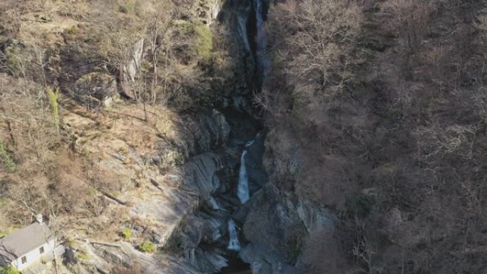 空中无人机在山上的裂缝中拍摄瀑布