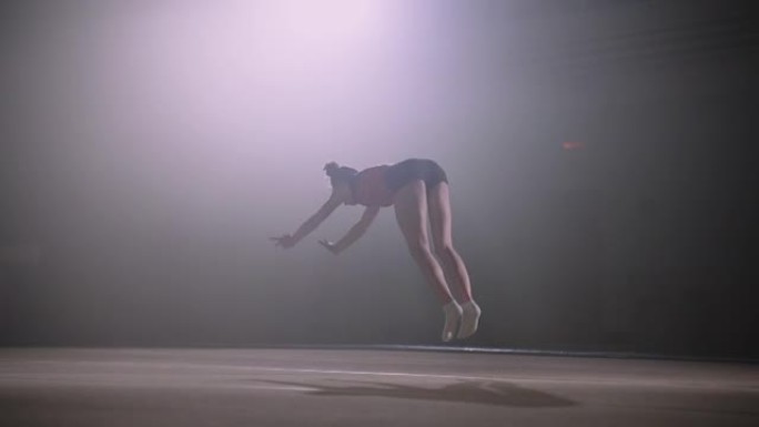 青少年女子艺术体操比赛，年轻女孩在地板上表演，体操运动员在翻筋斗