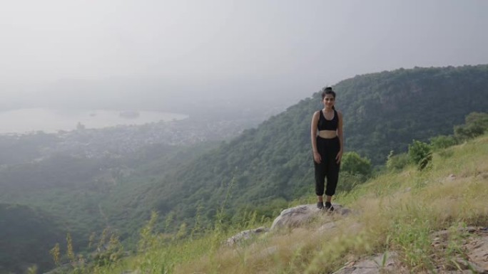 印度黑发女人享受娱乐、自由、清新的山间空气。