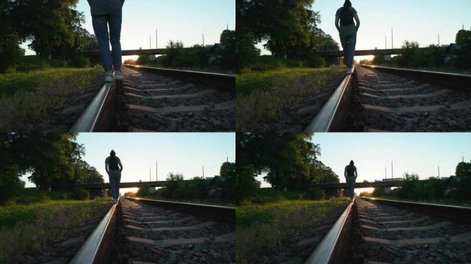 在铁轨上的克拉索夫基女子腿的特写。一位美丽的老妇人沿着铁路行走，在铁轨上平衡。