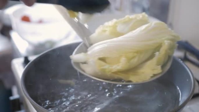 将生菜放入锅中煮沸的热水中烫伤健康的蔬菜