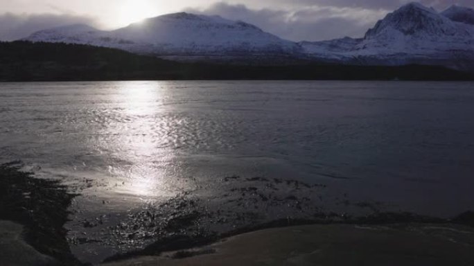 挪威的户外风景: 北极圈上的峡湾景观