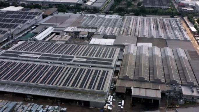 安装在工厂屋顶上的太阳能电池板以降低成本