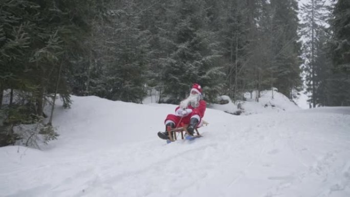 男人打扮成圣诞老人在森林里骑着雪橇