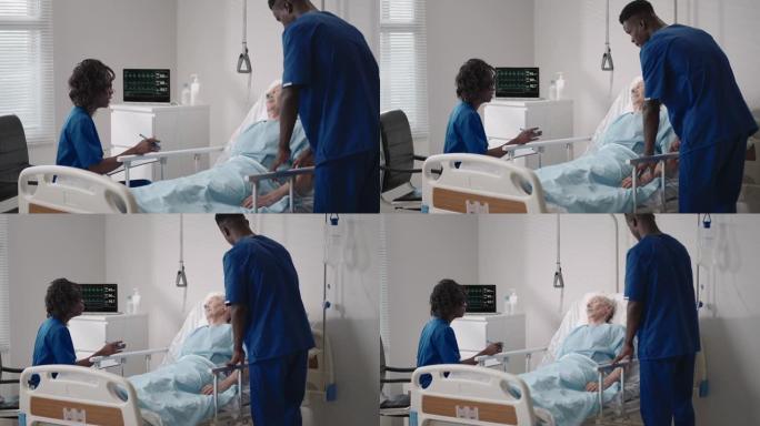 一组非洲族裔医生一男一女与一名老年男性患者交谈。医生和护士在医院病房与卧床不起的病人交谈