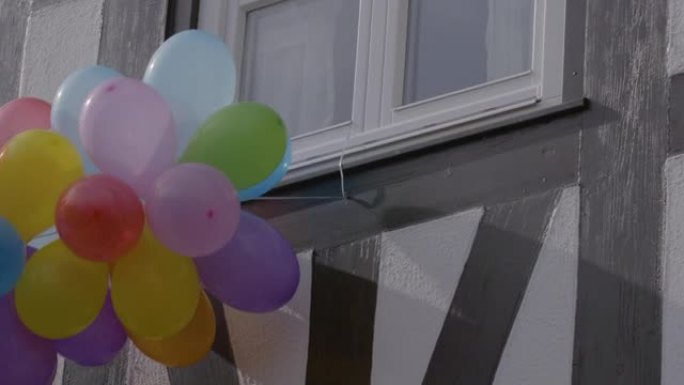 嘉年华期间悬挂的彩色气球的细节照片