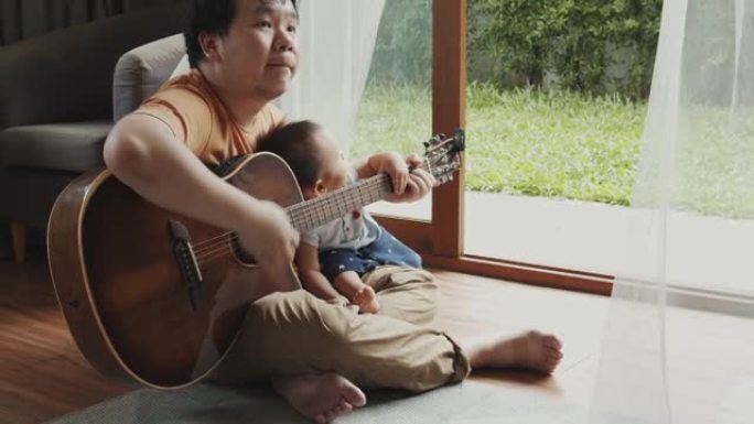 父亲在家教儿子弹吉他
