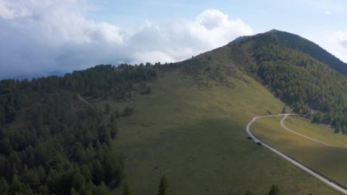 在高耸的山峰和山谷之间飞行的鸟瞰图