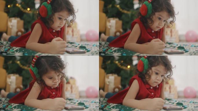 可爱的小女孩在装饰有圣诞节的房子里放松。