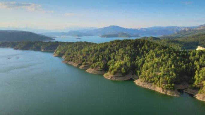 卡拉卡伦湖和森林唯美景色绿水青山景观