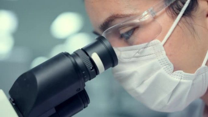 显微镜室的近距离实验室技术人员研究和开发抗病毒药物。