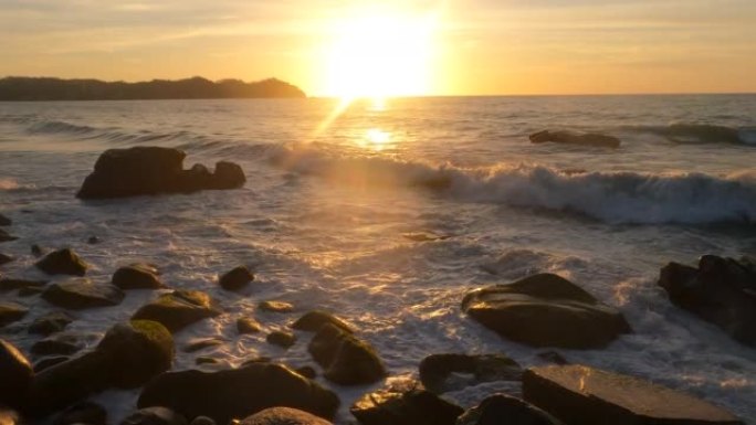 日出时热带海滩的风景