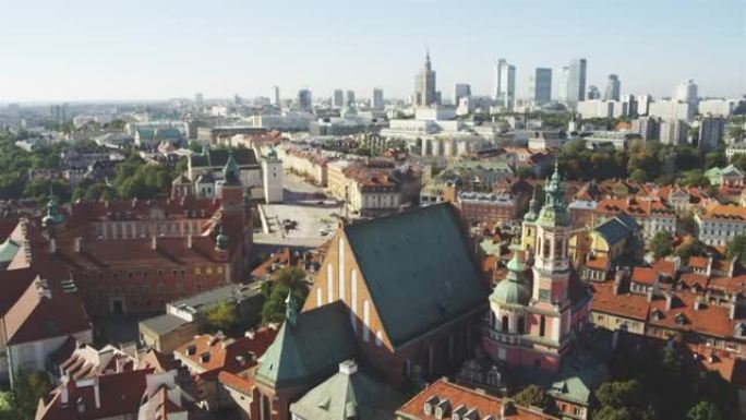 遥远天际线的华沙老城鸟瞰图。教堂塔楼和红色屋顶