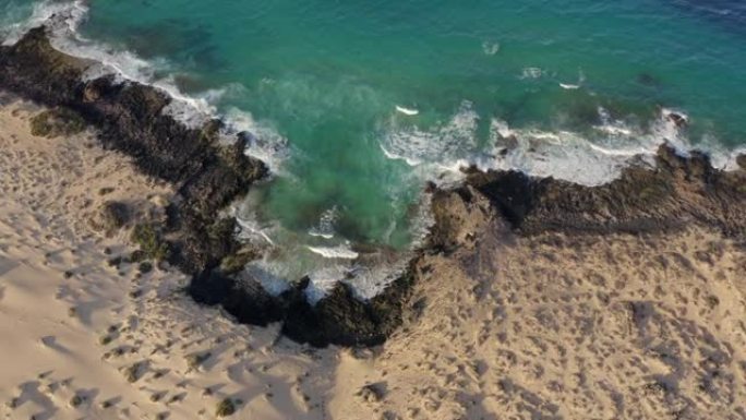 空中无人机拍摄了多岩石的海岸线波浪细节