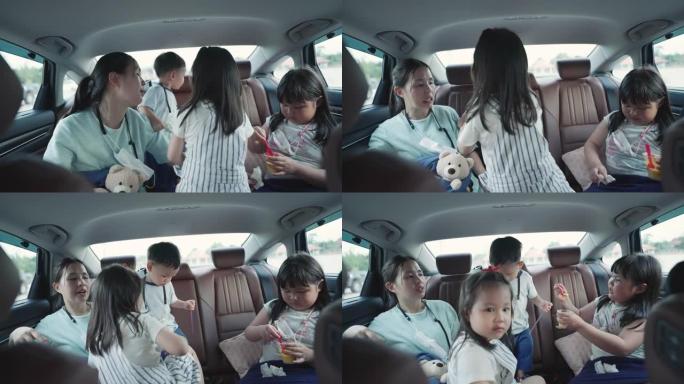三个孩子在车上的幸福家庭