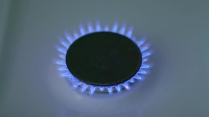 世界天然气经济，天然气供应。蓝色的燃料，火焰在舒适上燃烧。对欧洲天然气供应的限制