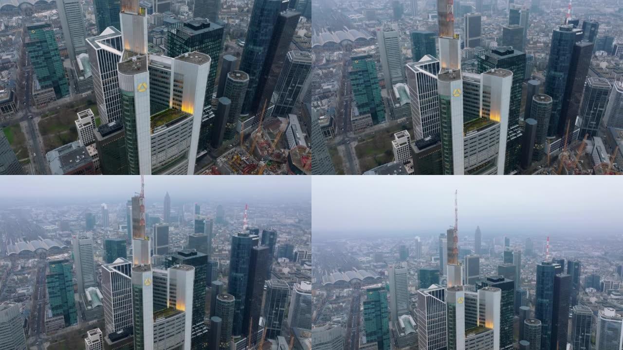 向后拉德国商业银行大厦顶部的照片。向上倾斜显示市区的摩天大楼和朦胧的城市景观。德国美因河畔法兰克福