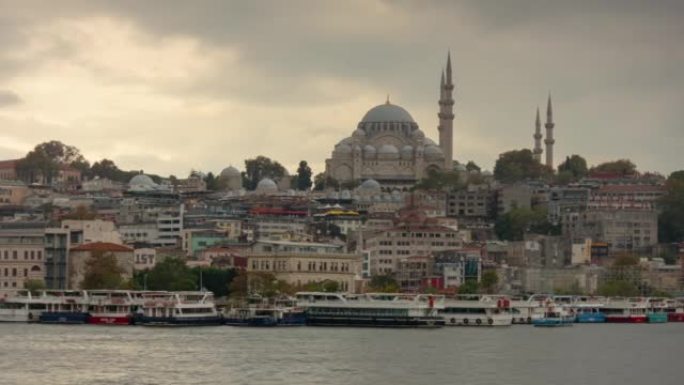 伊斯坦布尔市中心著名清真寺前交通河湾全景4k延时土耳其