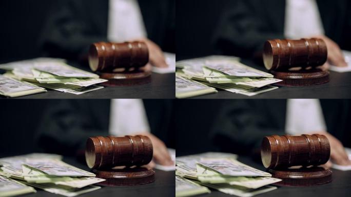 钞票躺在法庭的木槌旁，腐败的法官观念