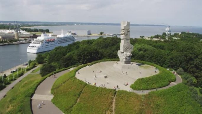 西普拉特半岛有著名的纪念碑。从上面看是第二次世界大战的象征