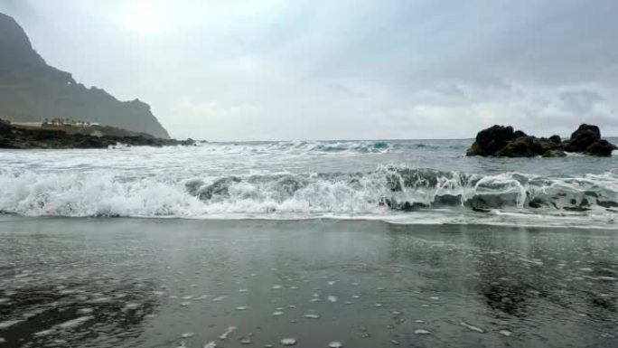 雨天美丽的沙滩潮汐潮水潮起潮落涨潮退潮