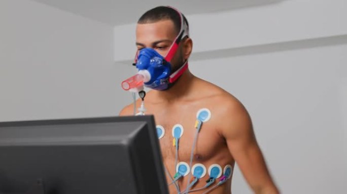DS护士在进行肺功能测试后将电极从男运动员的胸部上取下