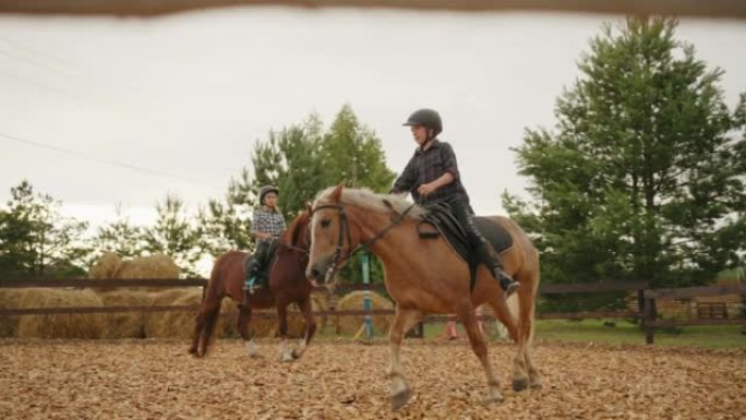儿童骑马学校，两个小女孩的马术课程，孩子们在围场骑小马