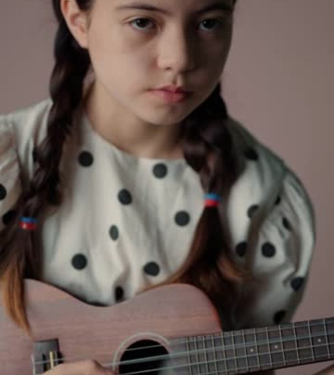 练习吉他的少女